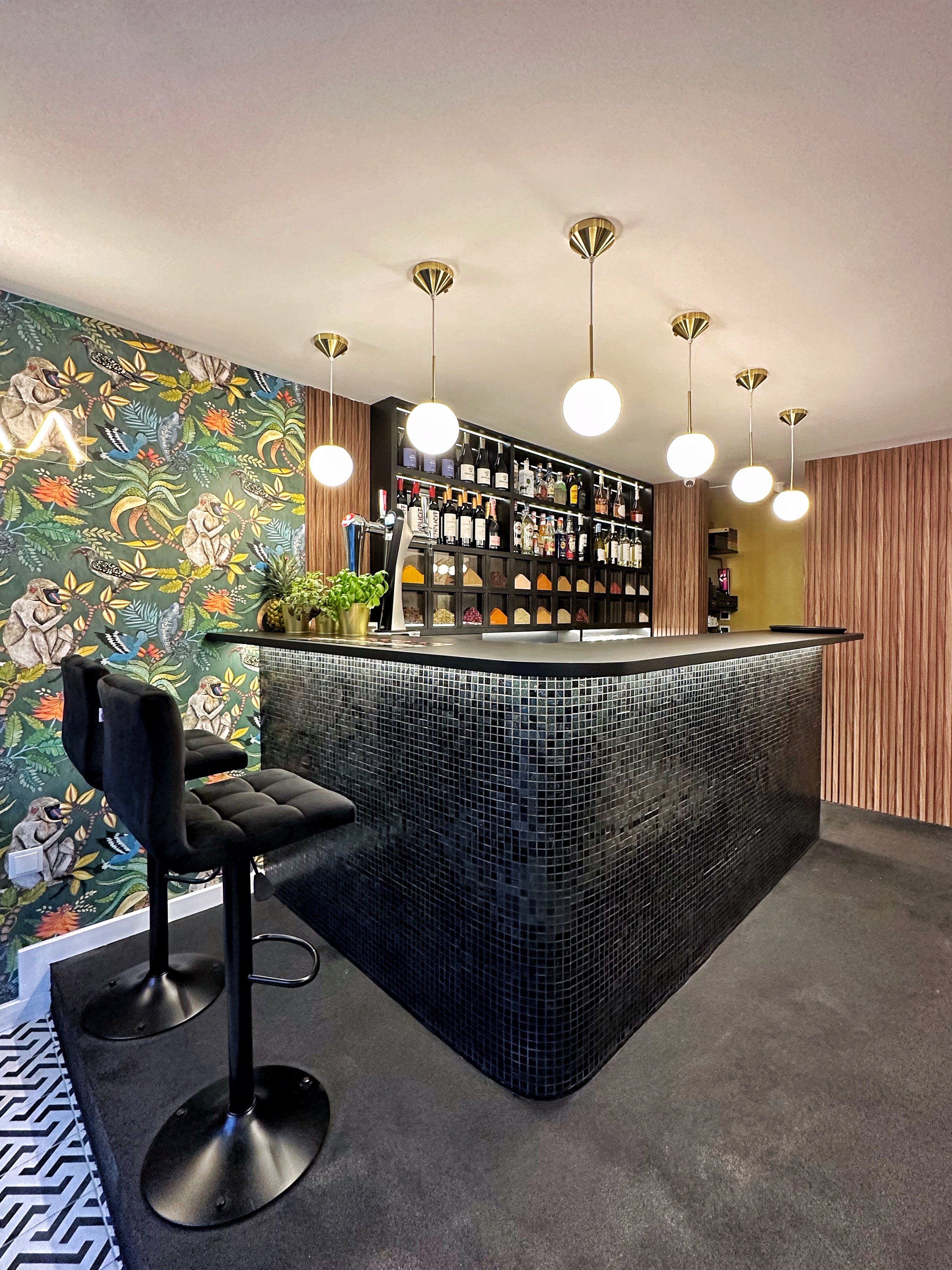 Bar do Kohima com azulejos e ambiente acolhedor